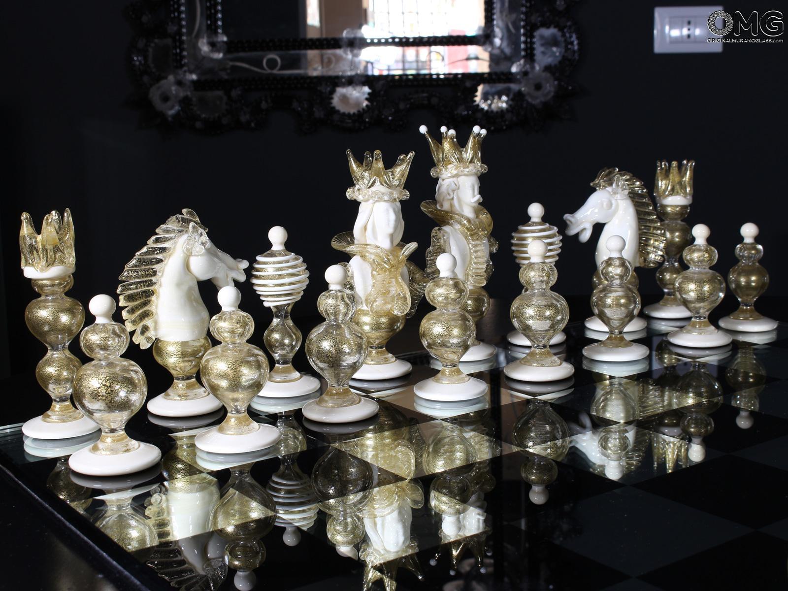 Handmade Italian Murano Art Glass Chess Board, Italian Glass from Simoeng,  Venice, Set of 33 for sale at Pamono
